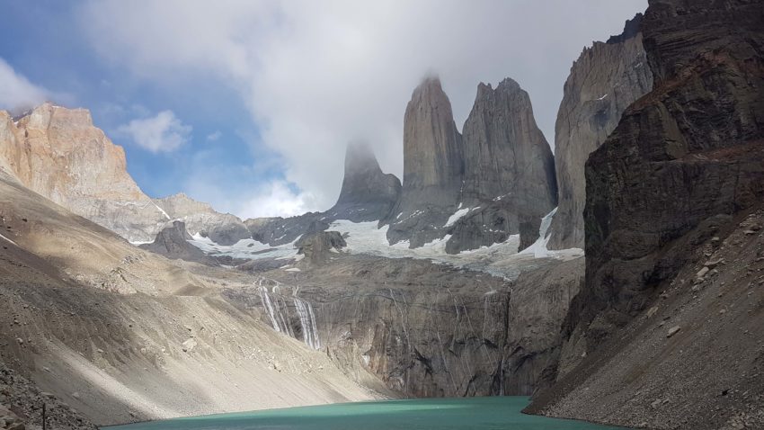 Die drei Granittürme im Nationalpark Torres del Paine vor einer Gletscherlagune